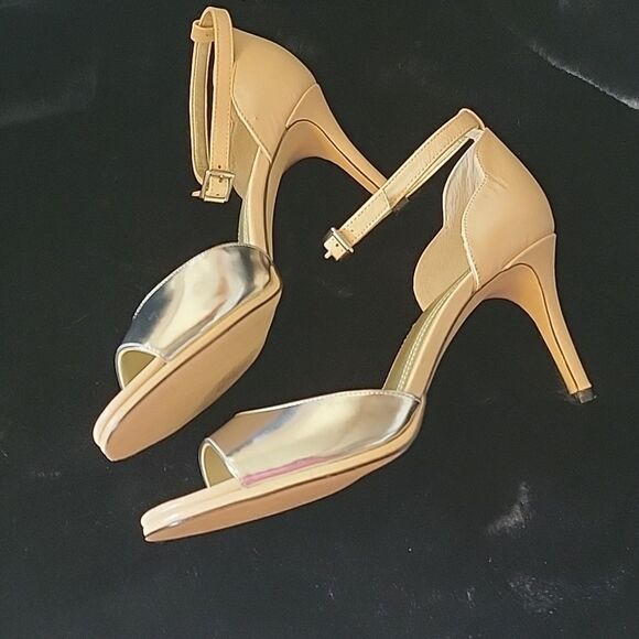 Tahari Heeled ankle Sandles Like new - Picture 9 of 12
